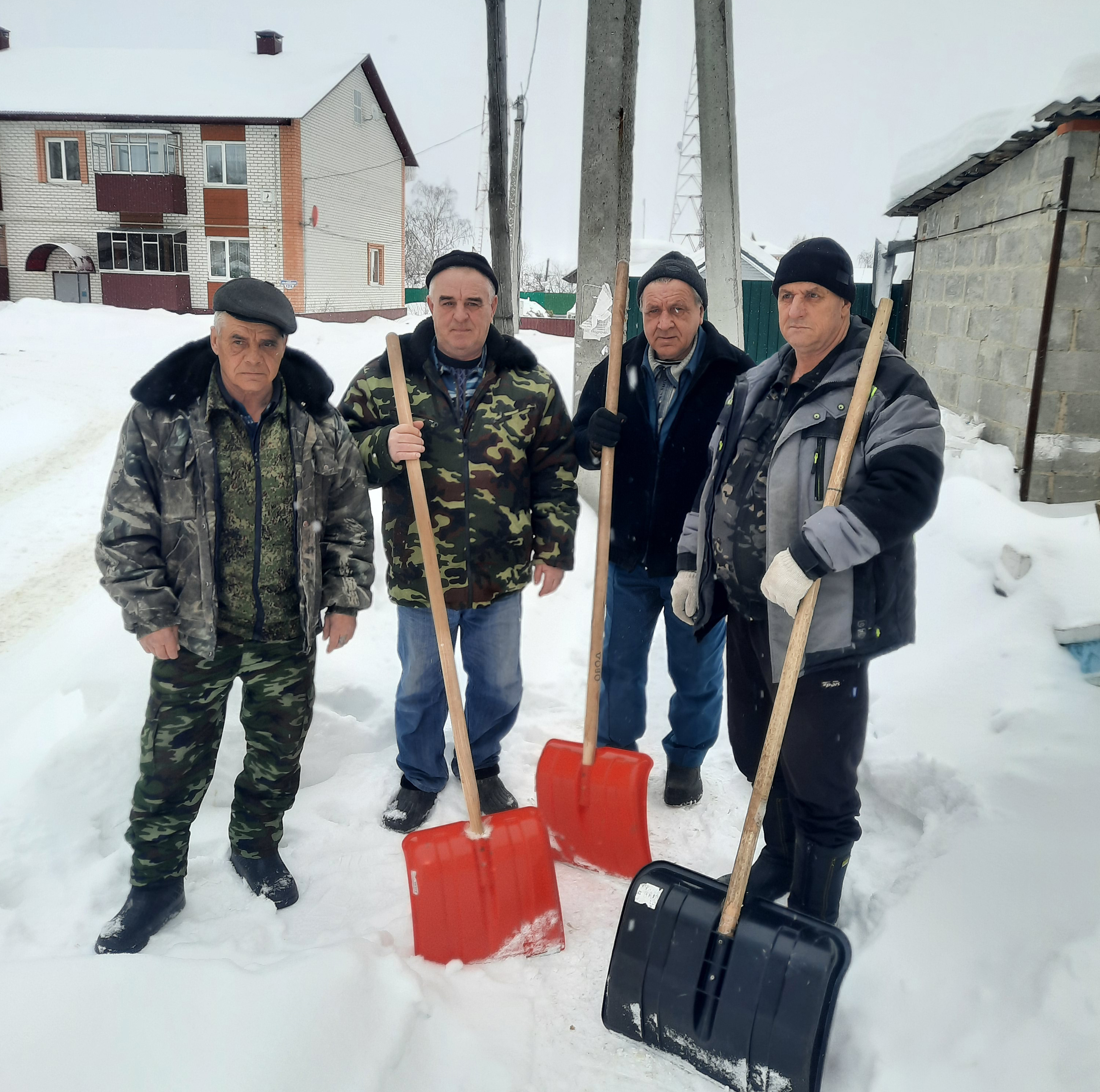 БЛАГОУСТРОЙСТВО. На дворе весна, а снег кружится и летает.